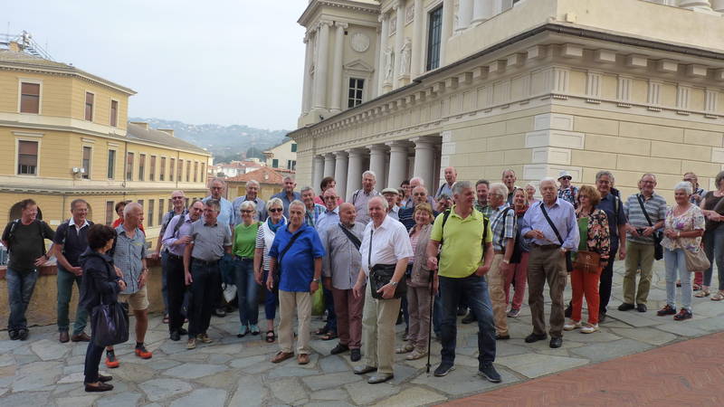 Die Reisegruppe aus Fischbach vor dem Duomo in Porto Maurizio