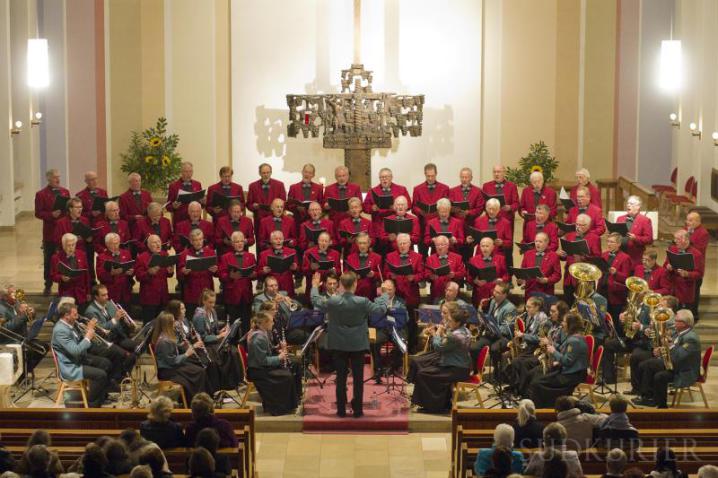 Viel Feingefühl: Der Männerchor und die Musikkapelle Friedrichshafen-Fischbach beim geistlichen Konzert. | Bild: Ruediger Schall
